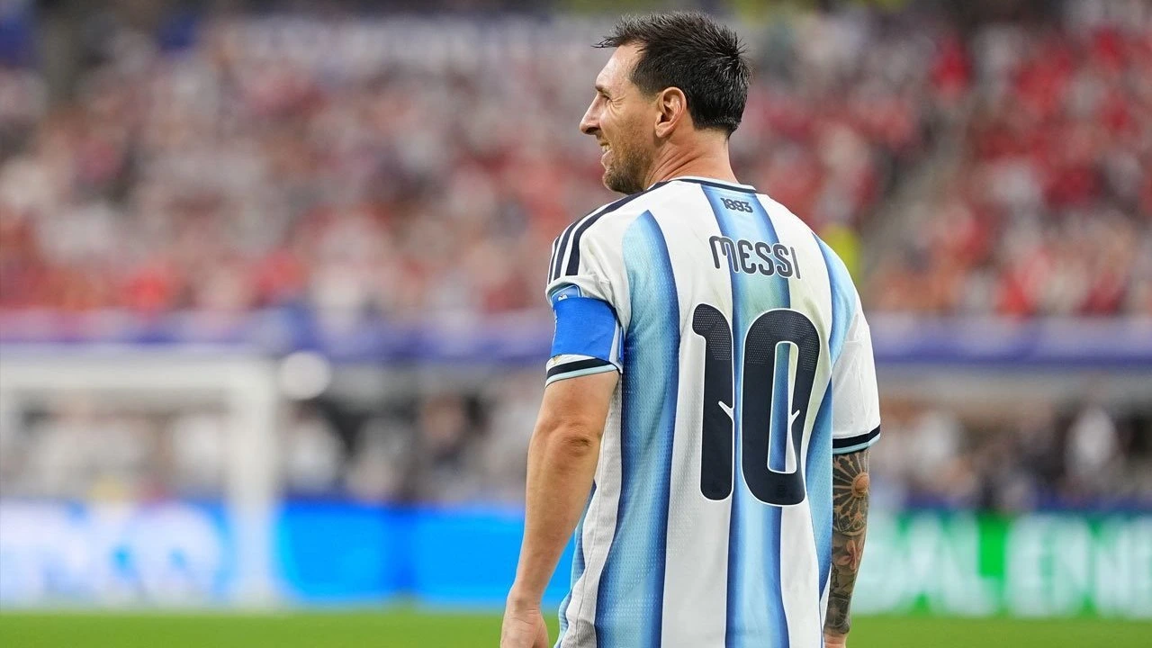Pemain Argentina Lionel Messi tersenyum